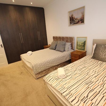 Great West Road Apartments Flat C Londen Buitenkant foto