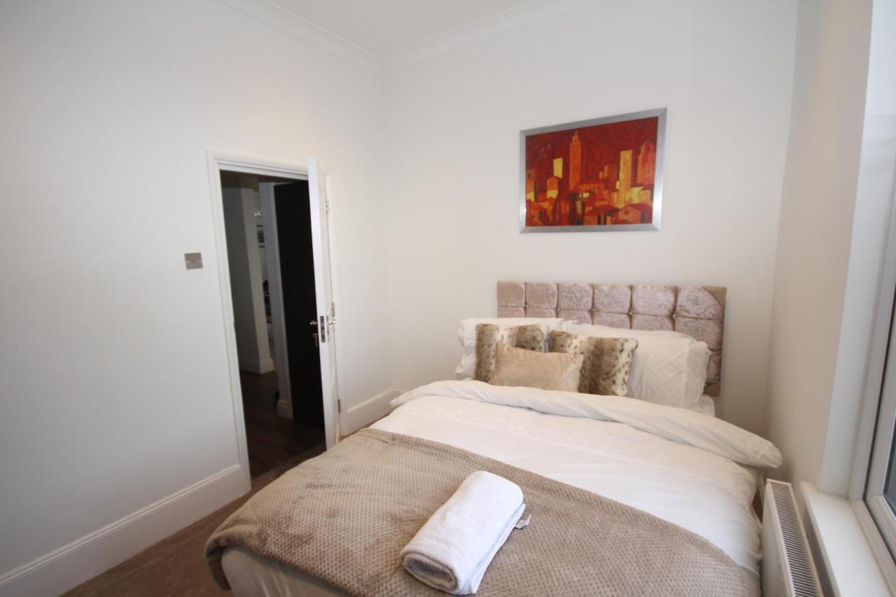 Great West Road Apartments Flat C Londen Buitenkant foto
