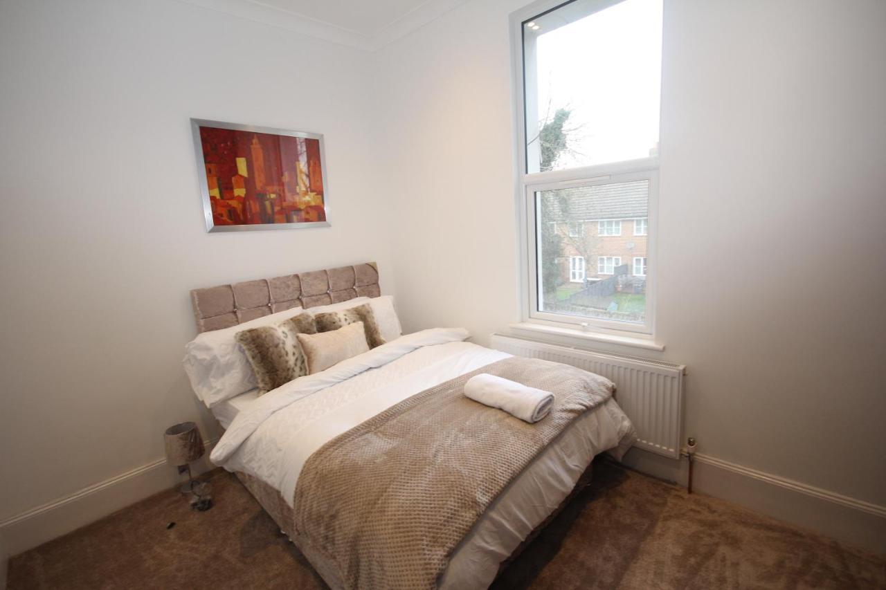 Great West Road Apartments Flat C Londen Buitenkant foto