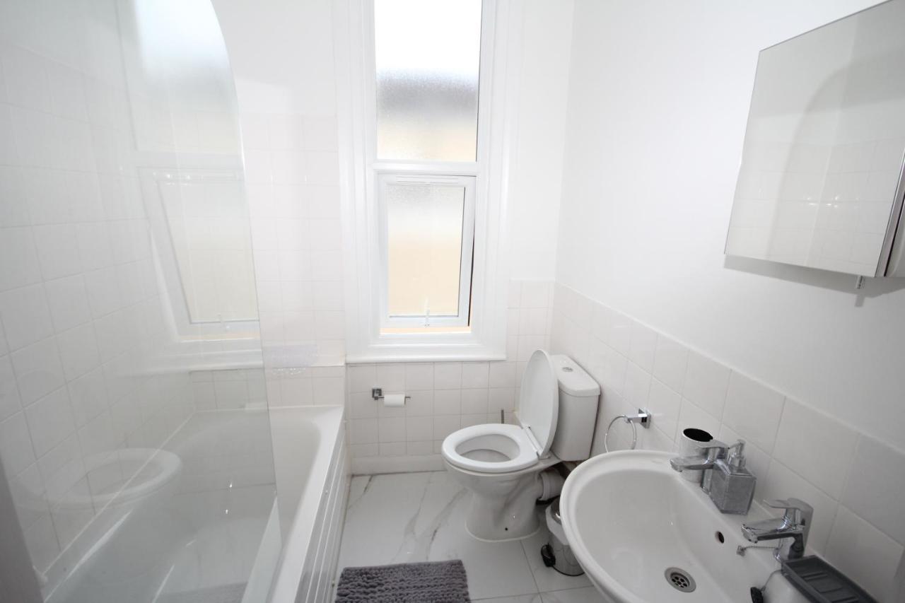 Great West Road Apartments Flat C Londen Buitenkant foto