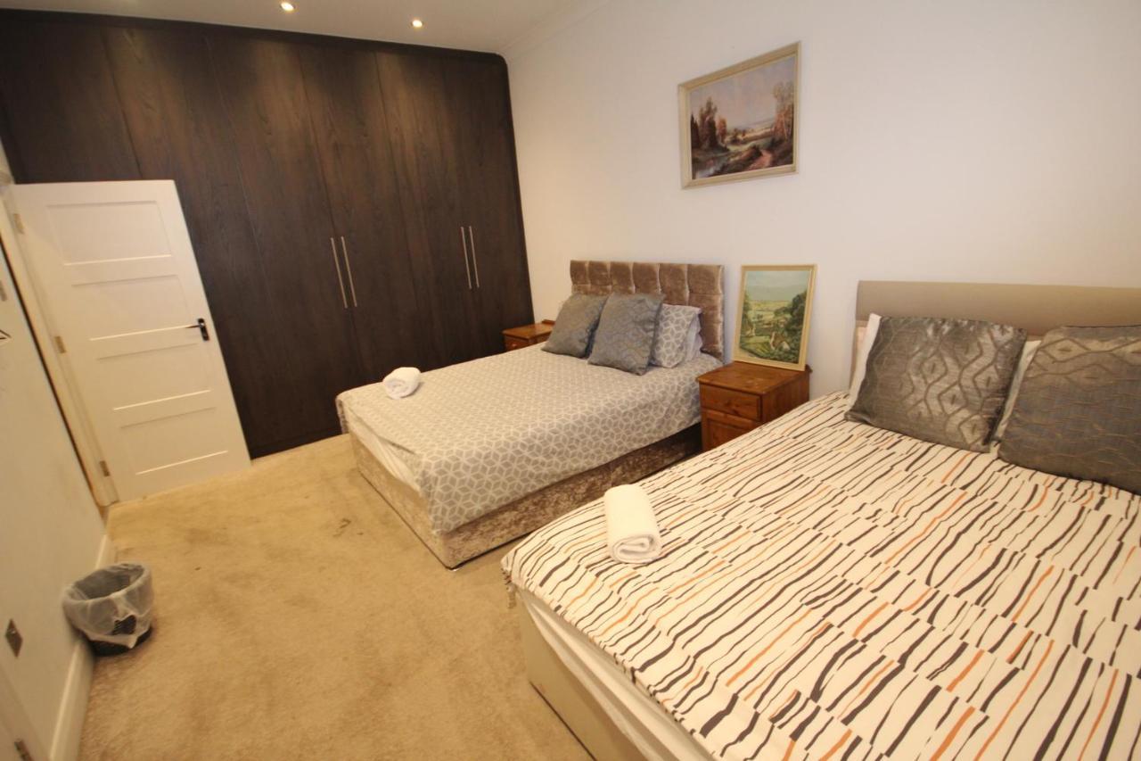 Great West Road Apartments Flat C Londen Buitenkant foto